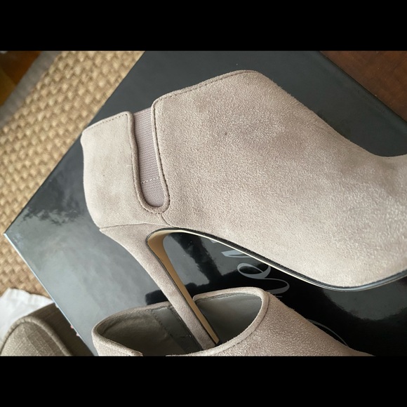 Ivanka Trump Mauve Grey Booties size 7 - Picture 6 of 7